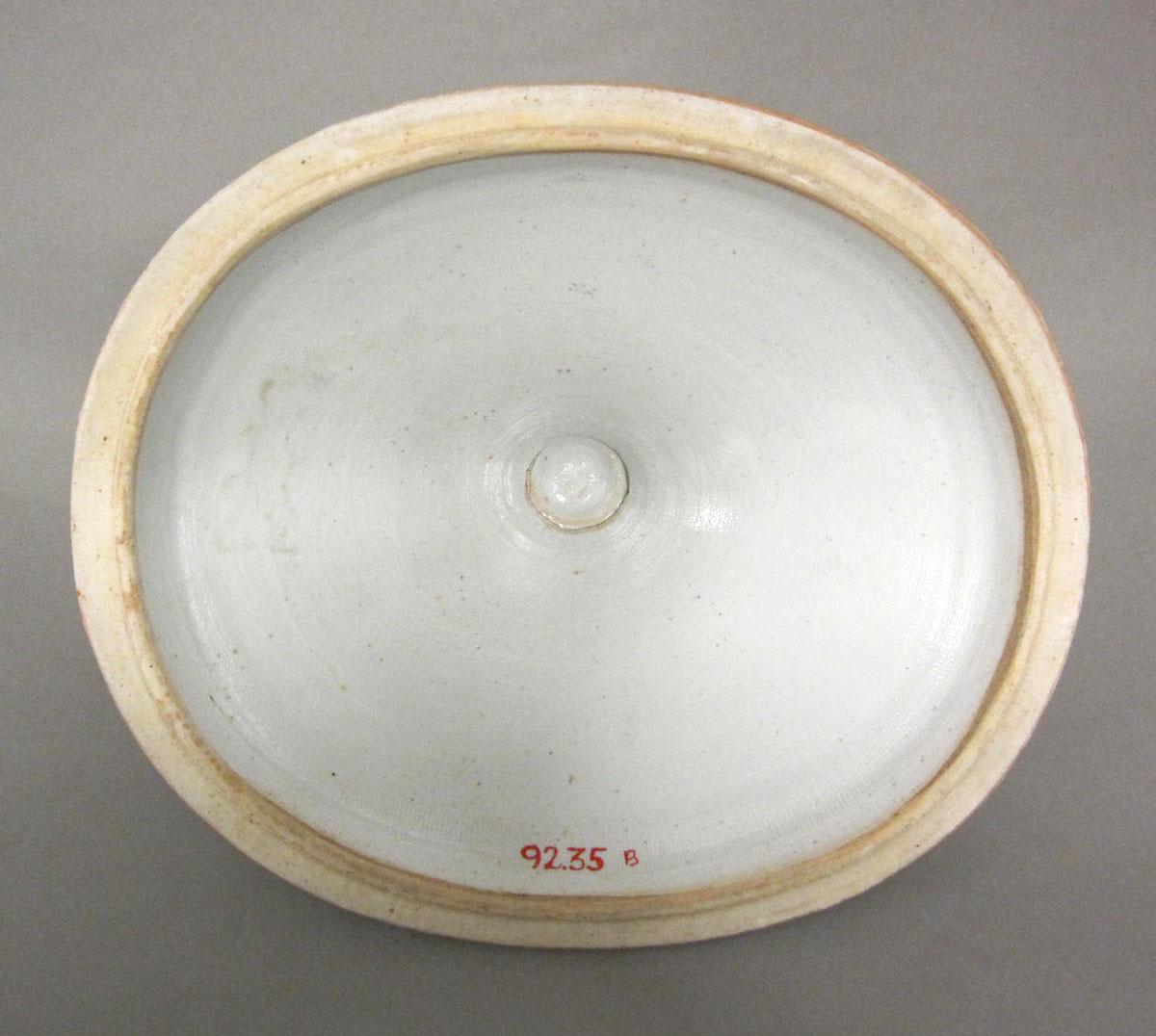 1992.0035 B Porcelain tureen underside