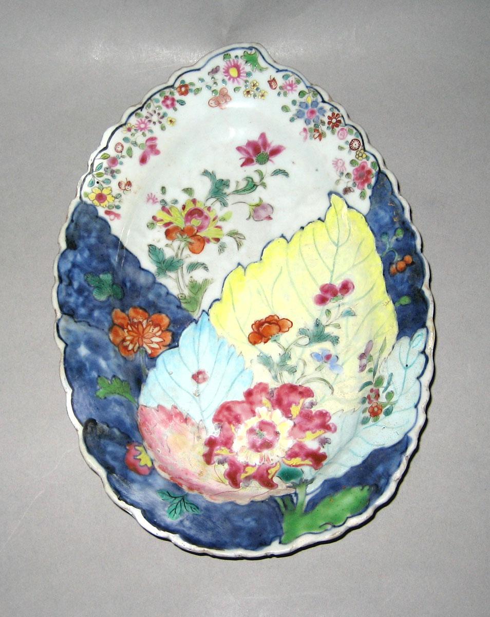 1992.0041.007 Porcelain leaf dish