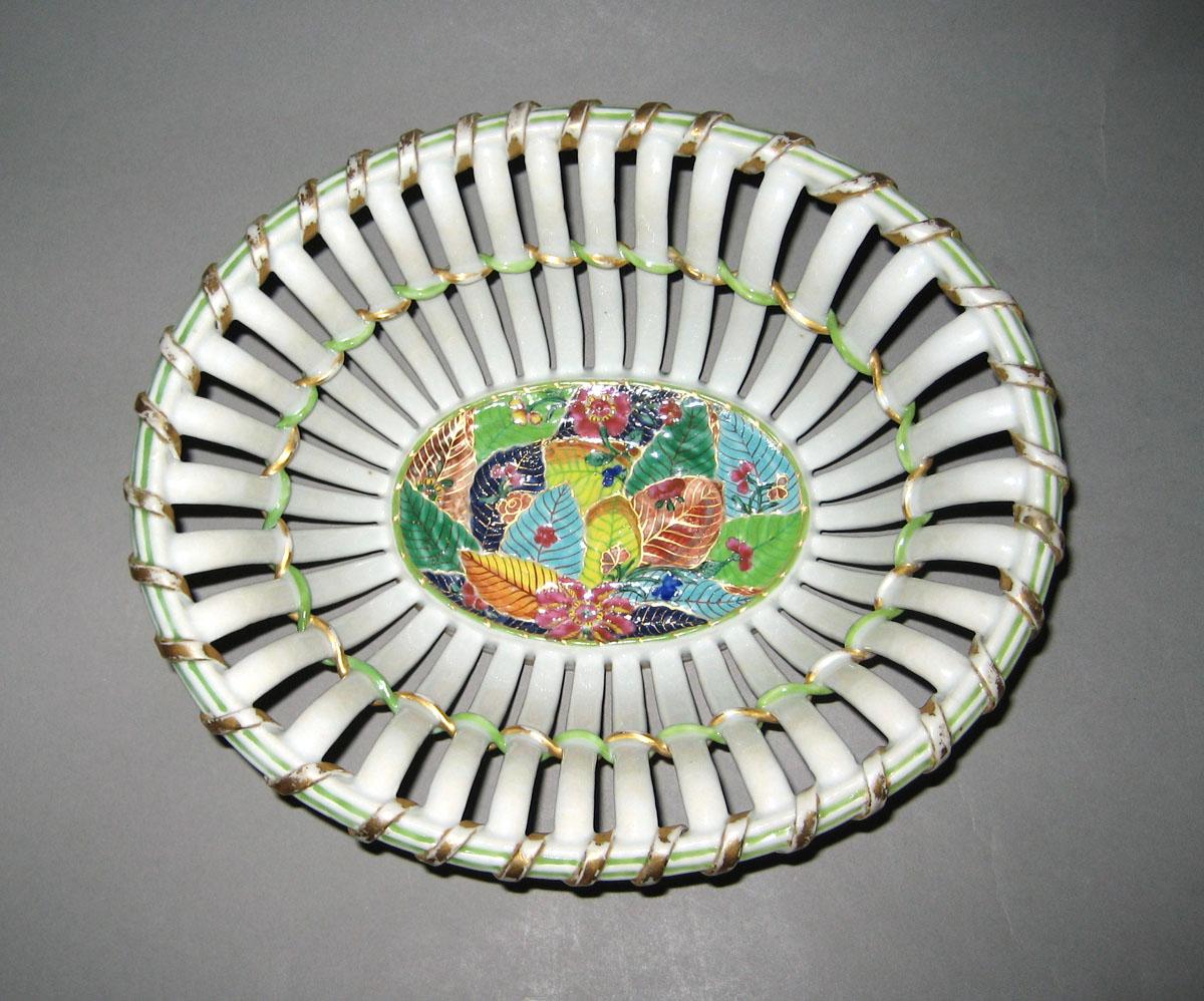 1992.0041.011 Porcelain basket