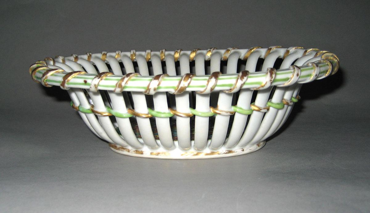 1992.0041.011 Porcelain basket side