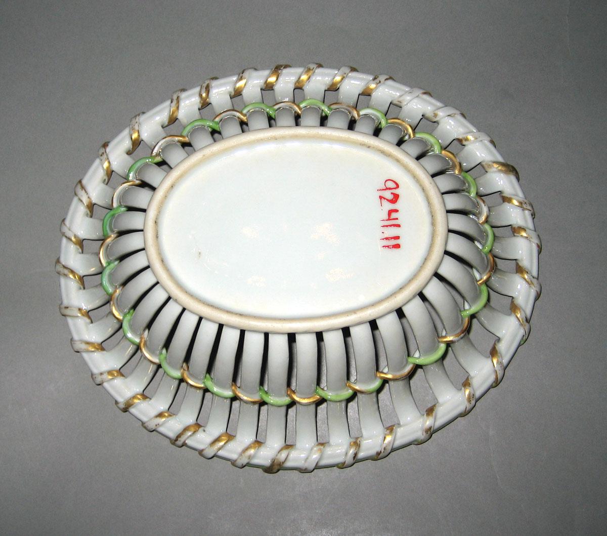 1992.0041.011 Porcelain basket underside