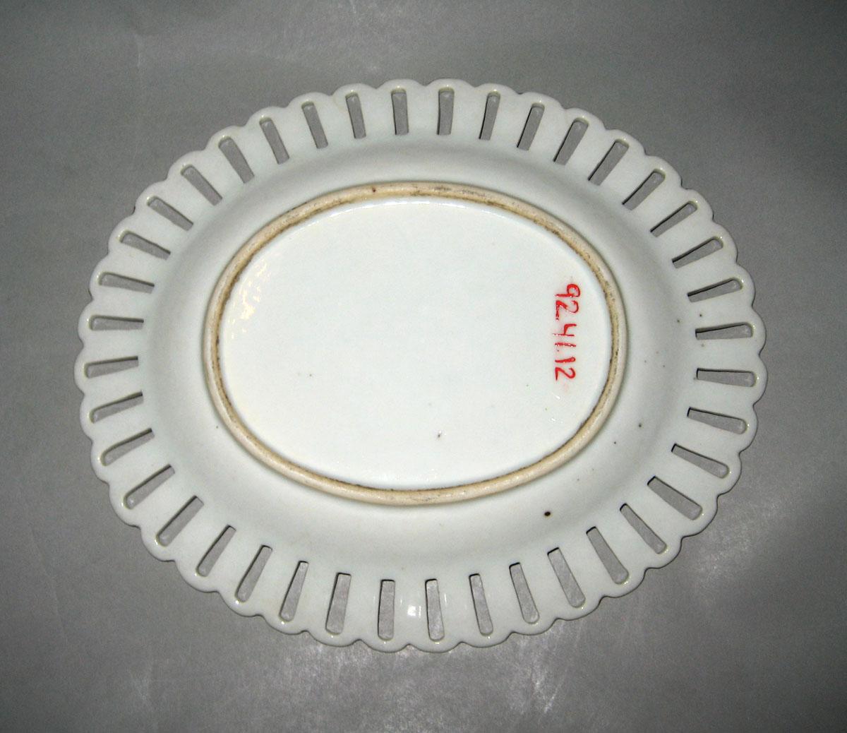 1992.0041.012 Porcelain stand underside