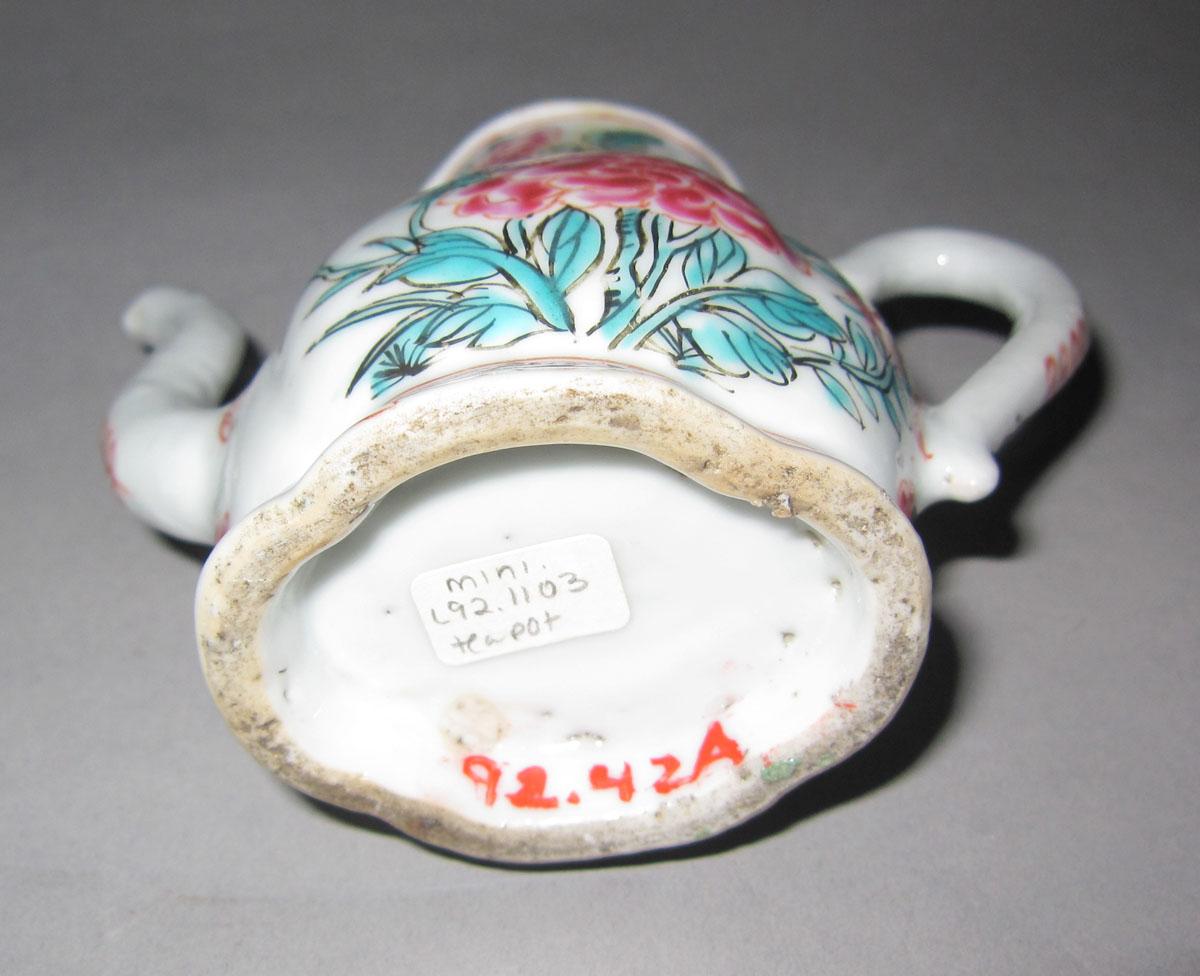 1992.0042 A, B Porcelain underside