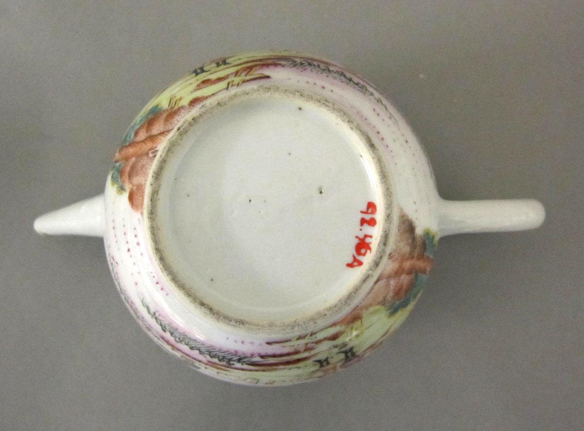 1992.0046 A Porcelain teapot underside