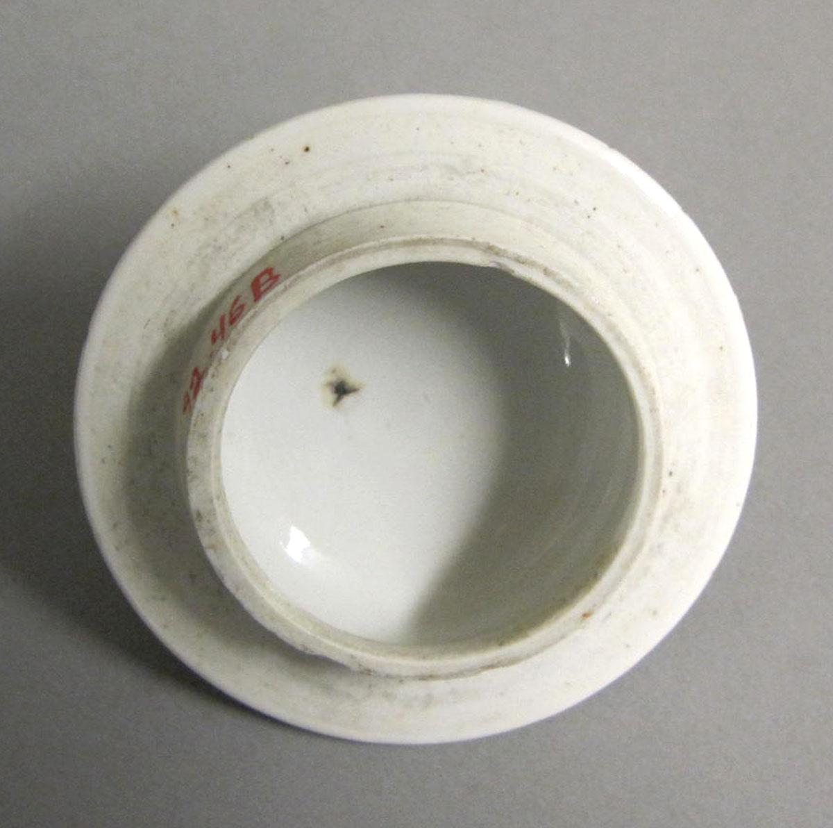1992.0046 B Porcelain teapot underside