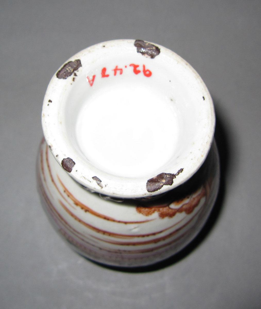 1992.0047 A Porcelain tea cannister underside