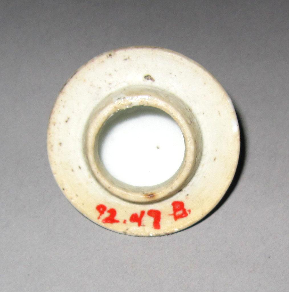 1992.0047 B Porcelain tea cannister cover underside