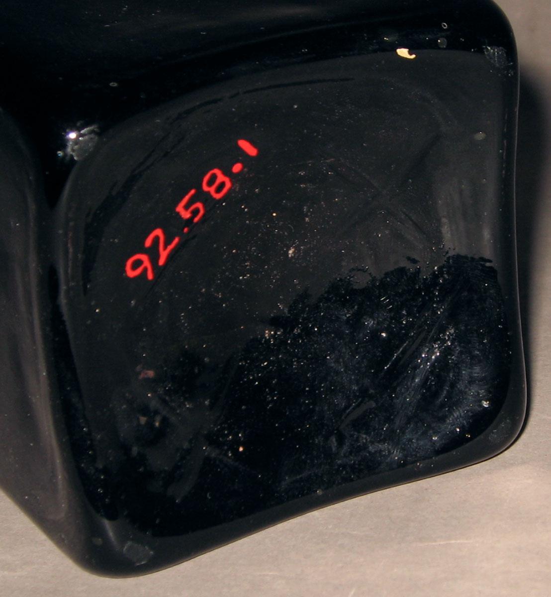 1992.0058.001 Glass case bottle (underside)