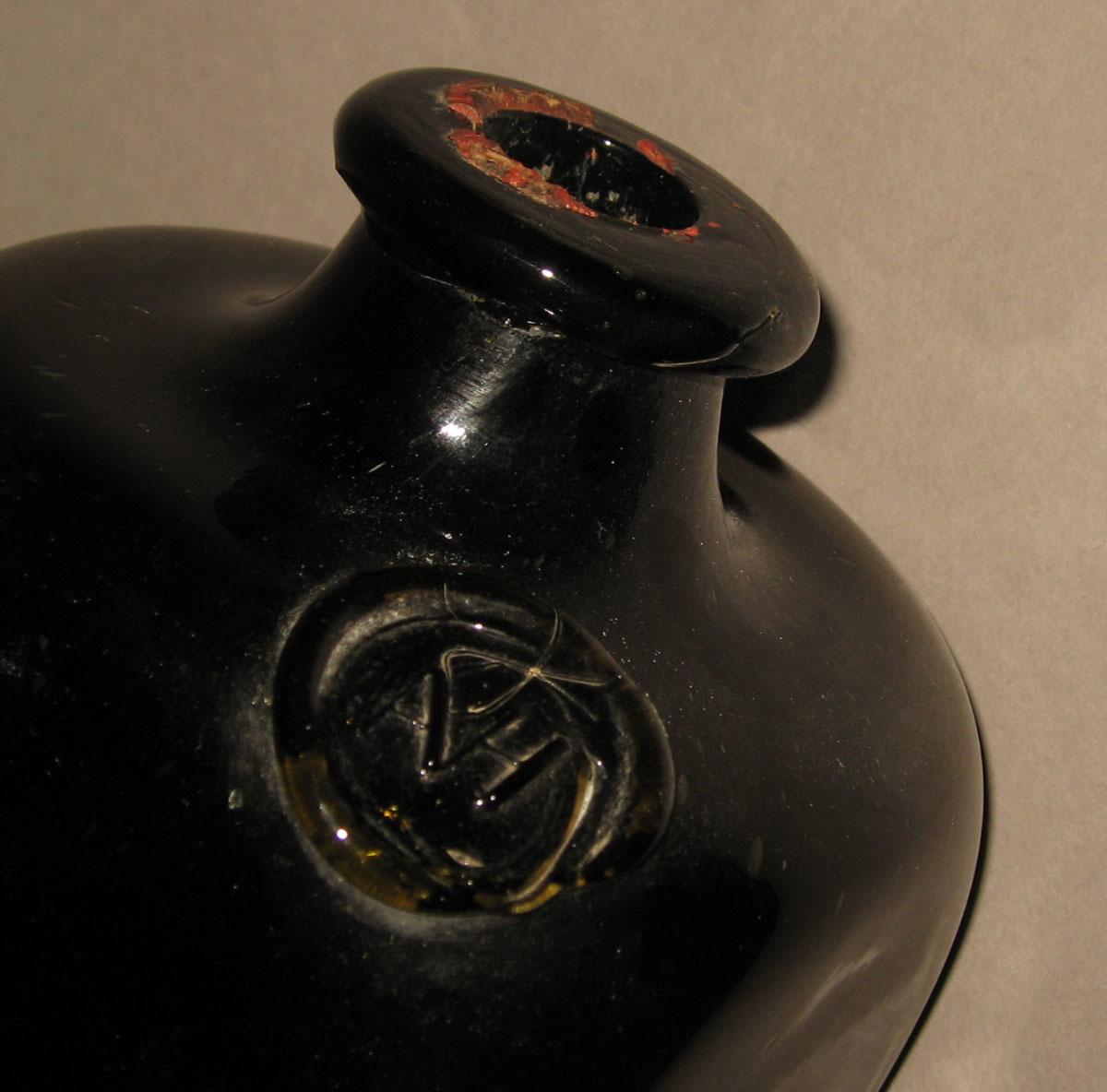 1992.0058.002 Glass case bottle (detail)