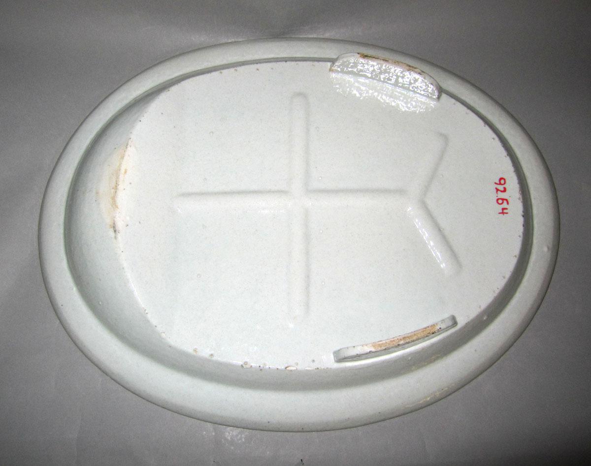 1992.0064 Porcelain platter underside