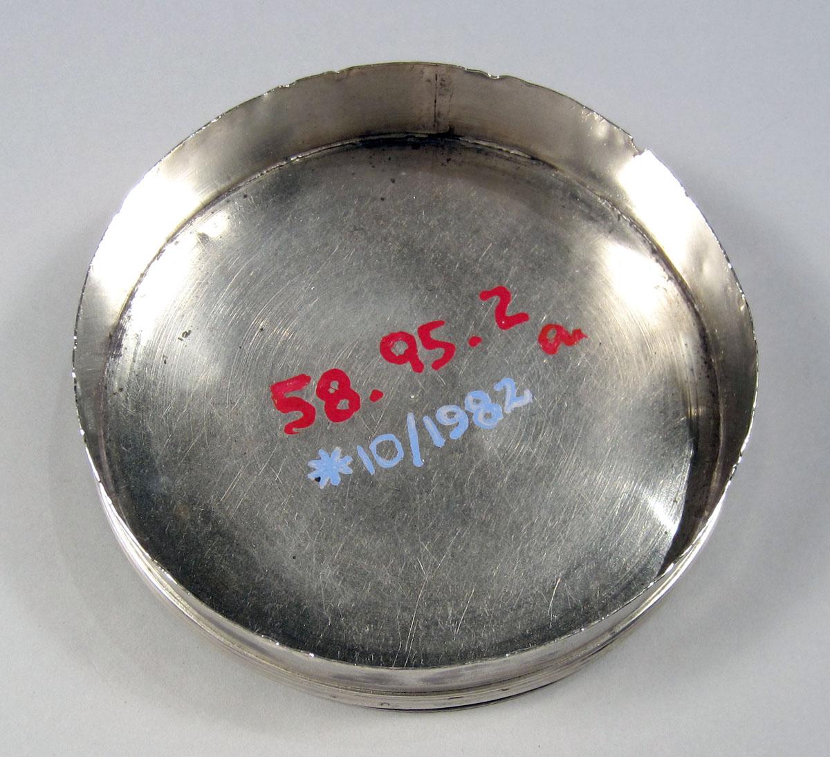 1958.0095.002 A Silver Tobacco Box interior