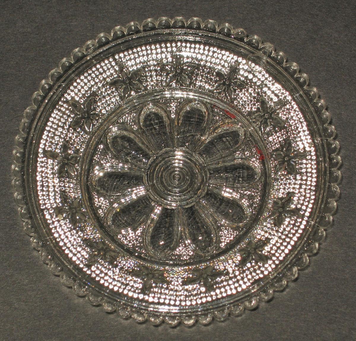 1992.0080.004 Glass cup plate