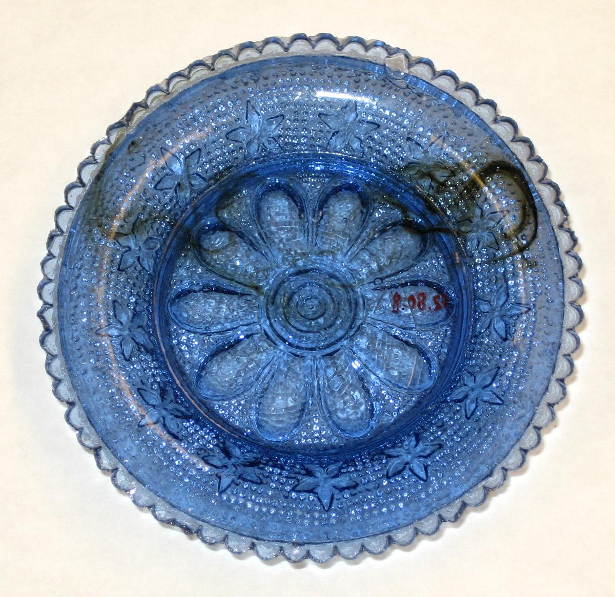 1992.0080.008 Glass cup plate