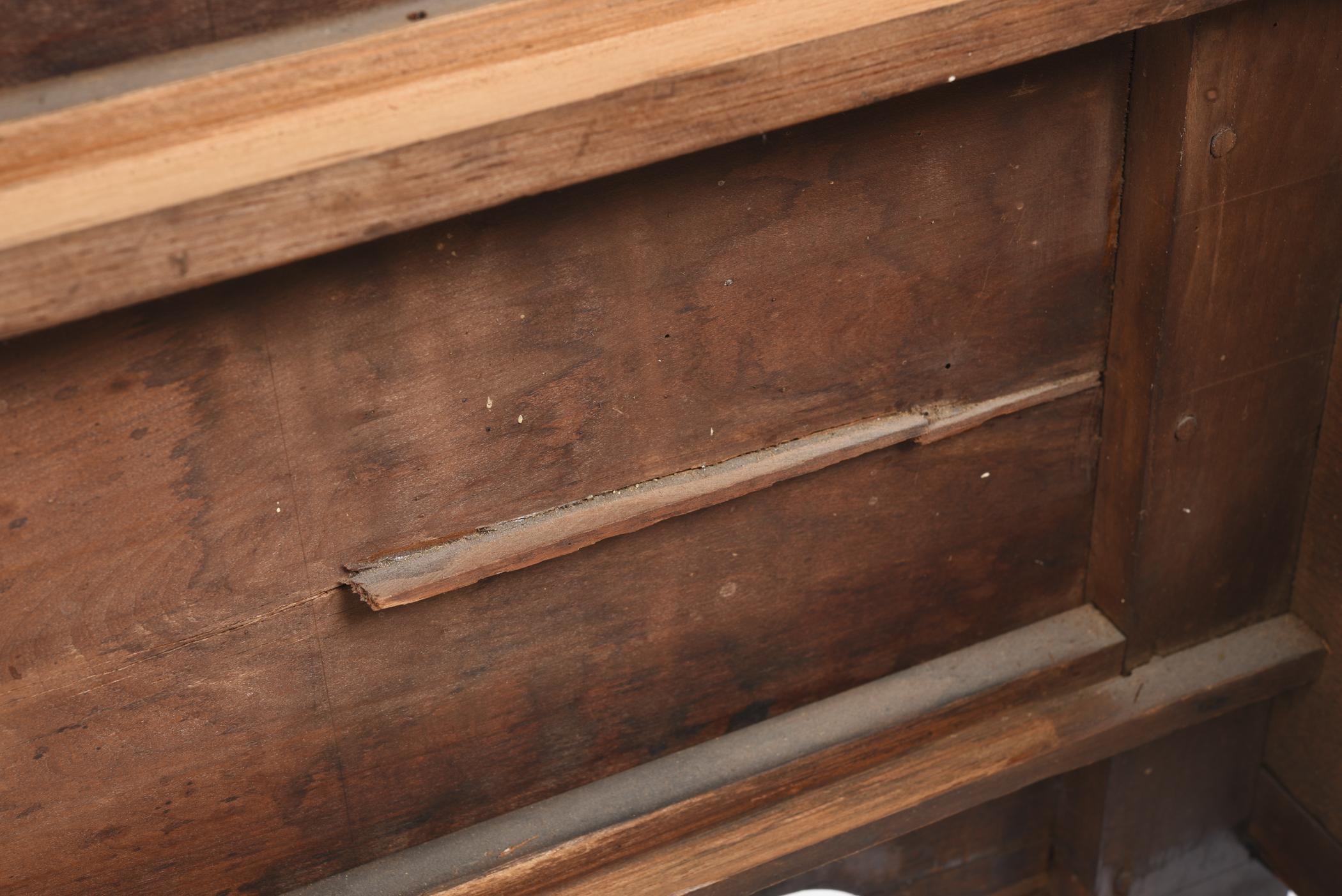 1992.0109 Chest of drawers, detail 2