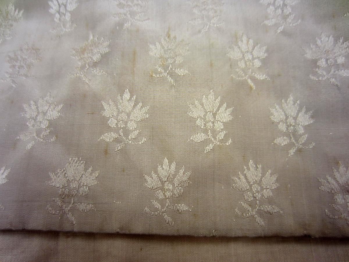 1992.0112 A Dress, Detail