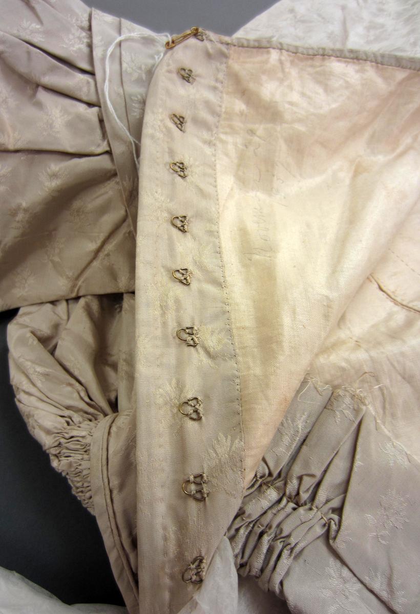 1992.0112 A Dress, Eyes