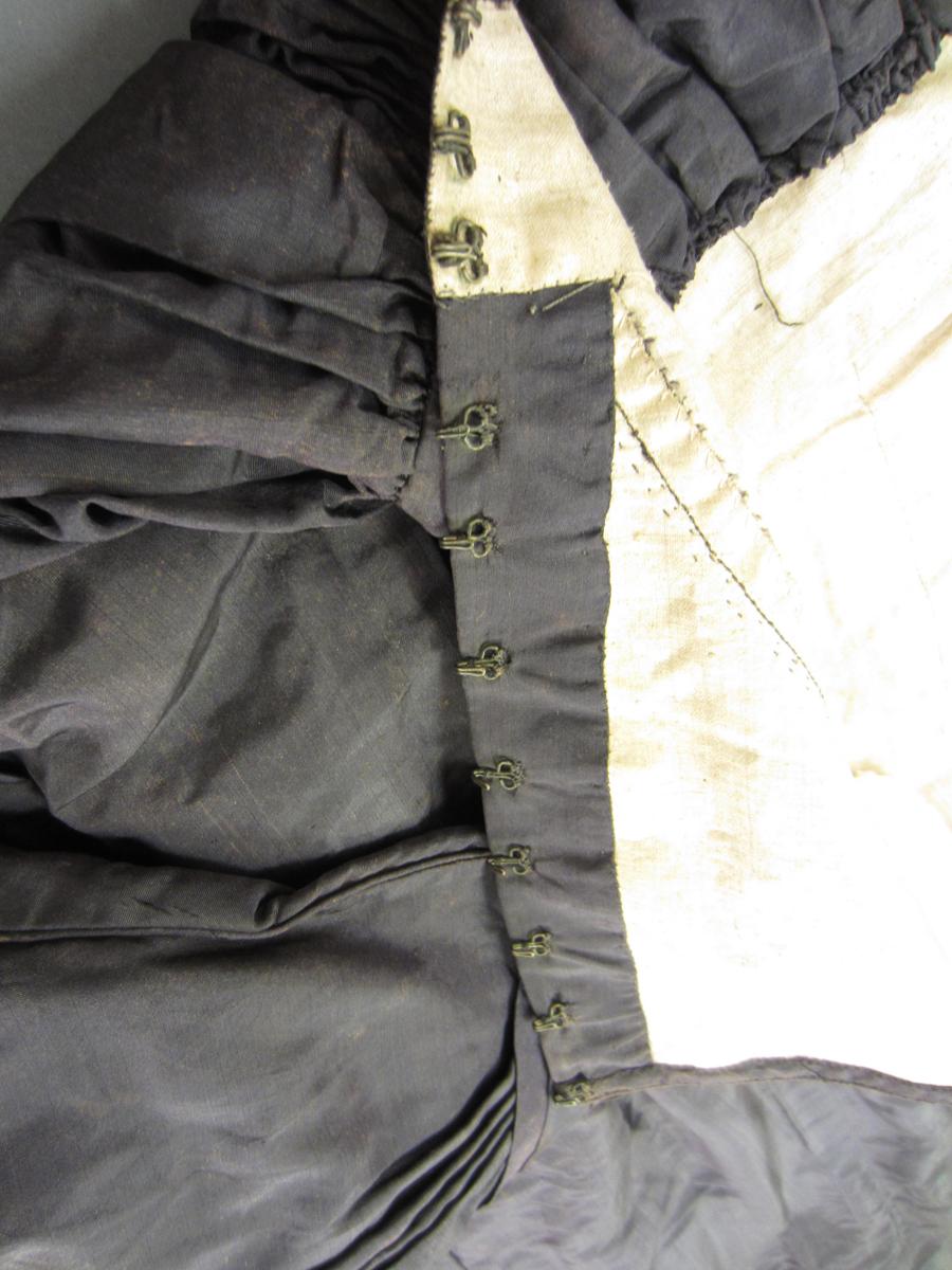 1992.0113 Dress, Hooks