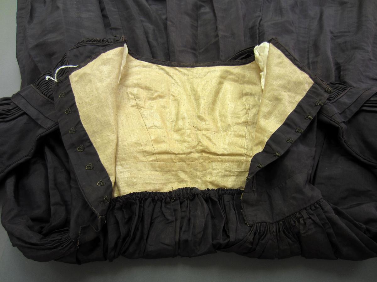 1992.0113 Dress, Detail bodice