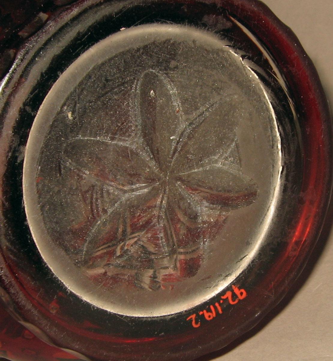 1992.0119.002 Glass vase (underside)