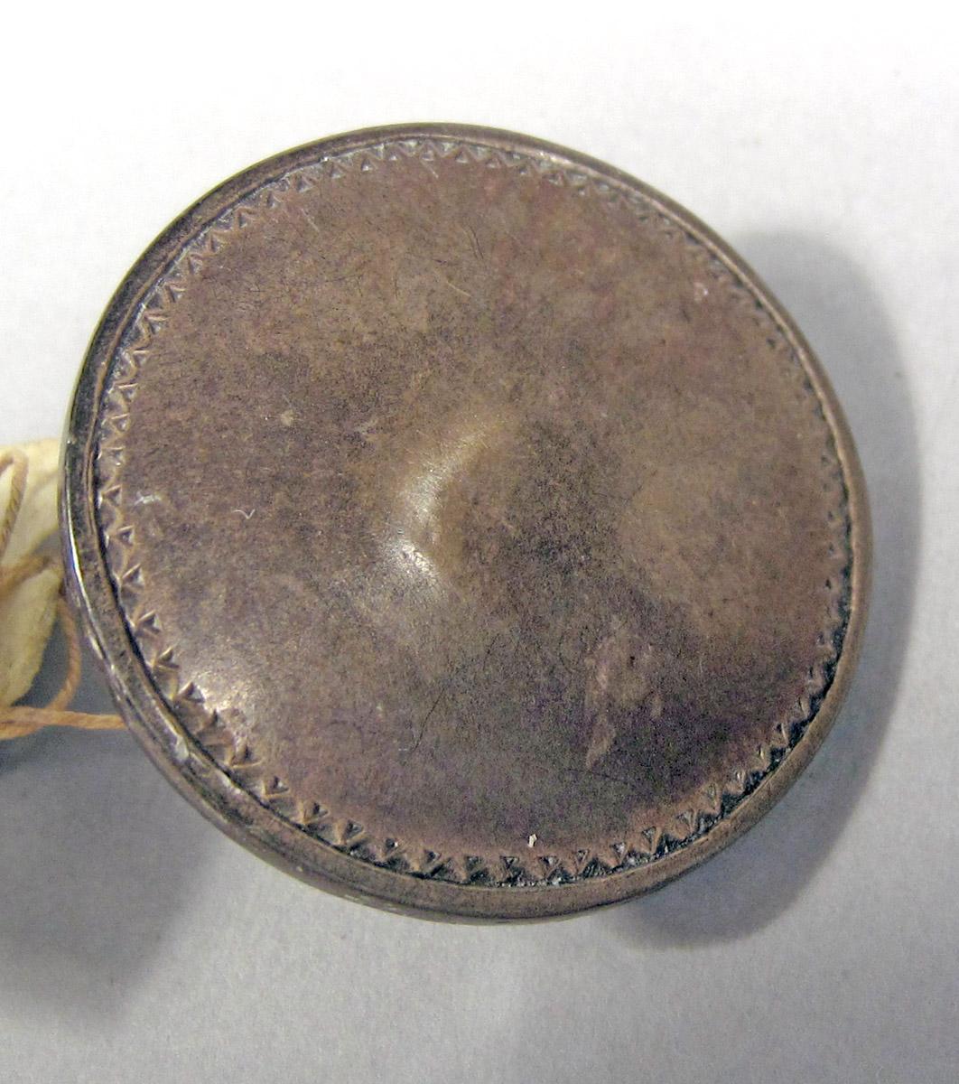 1958.0102.008 Button upper surface