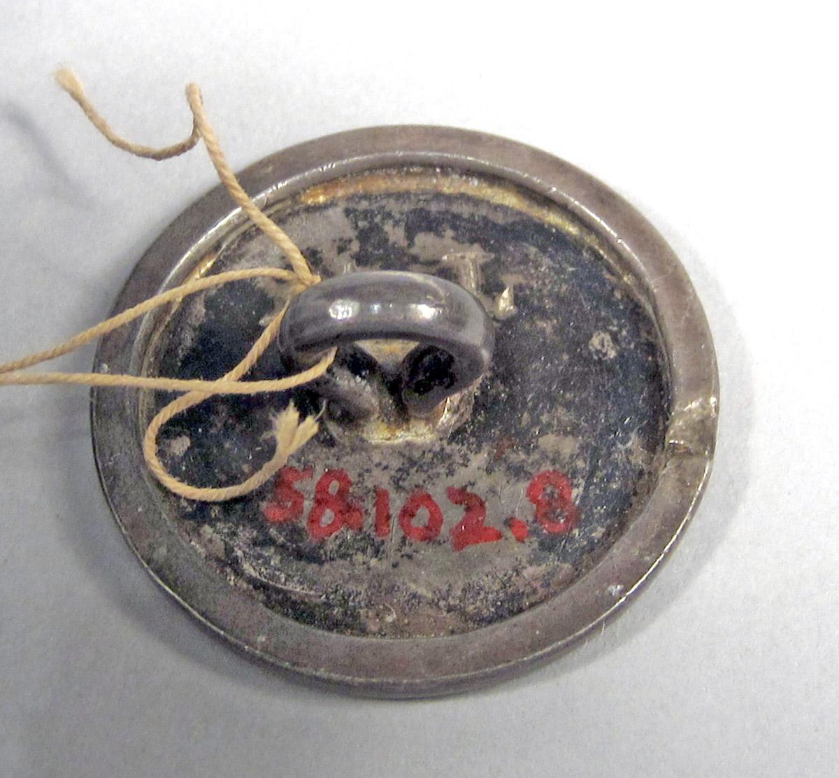 1958.0102.008 Button underside