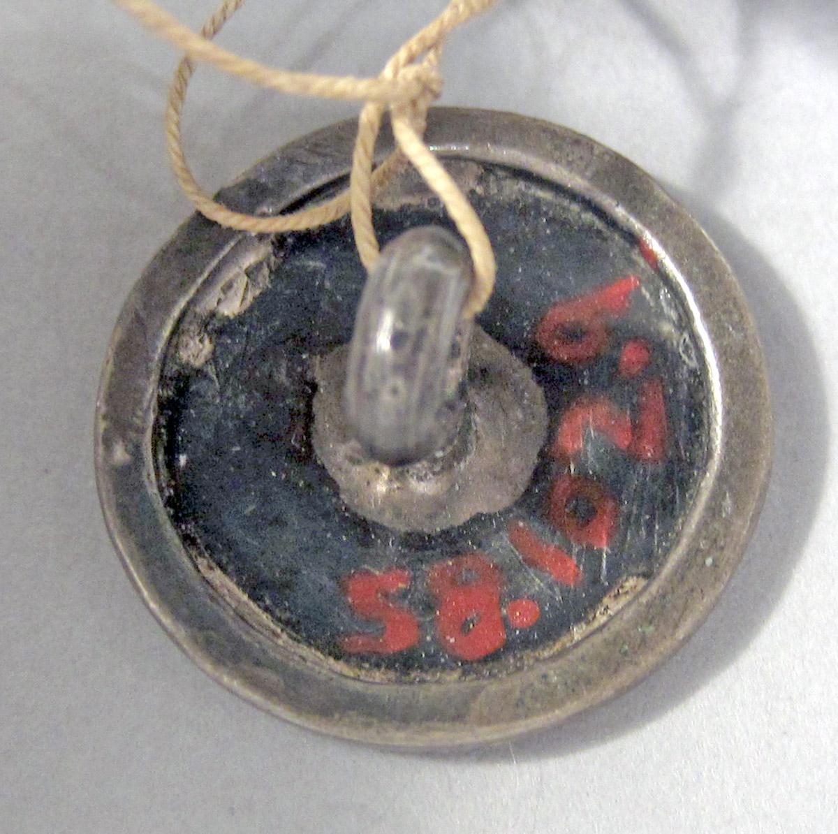 1958.0102.009 Button underside