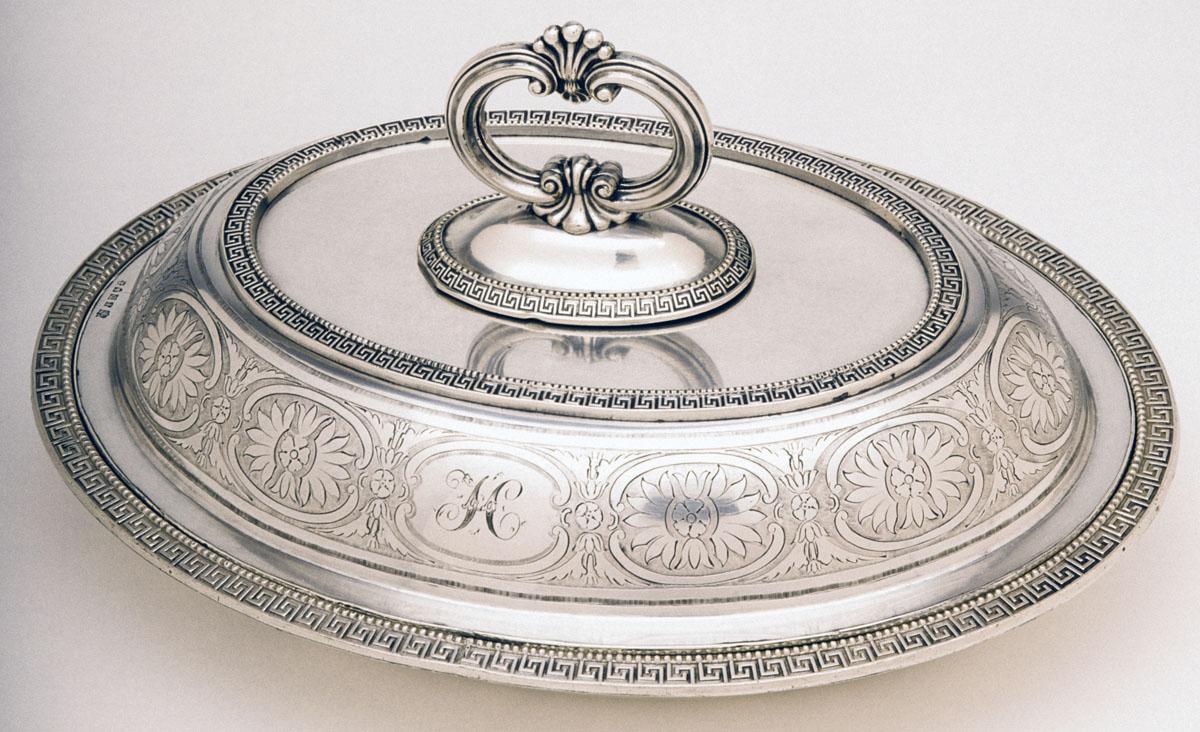 1993.0007 A, B Dish and cover, view 1