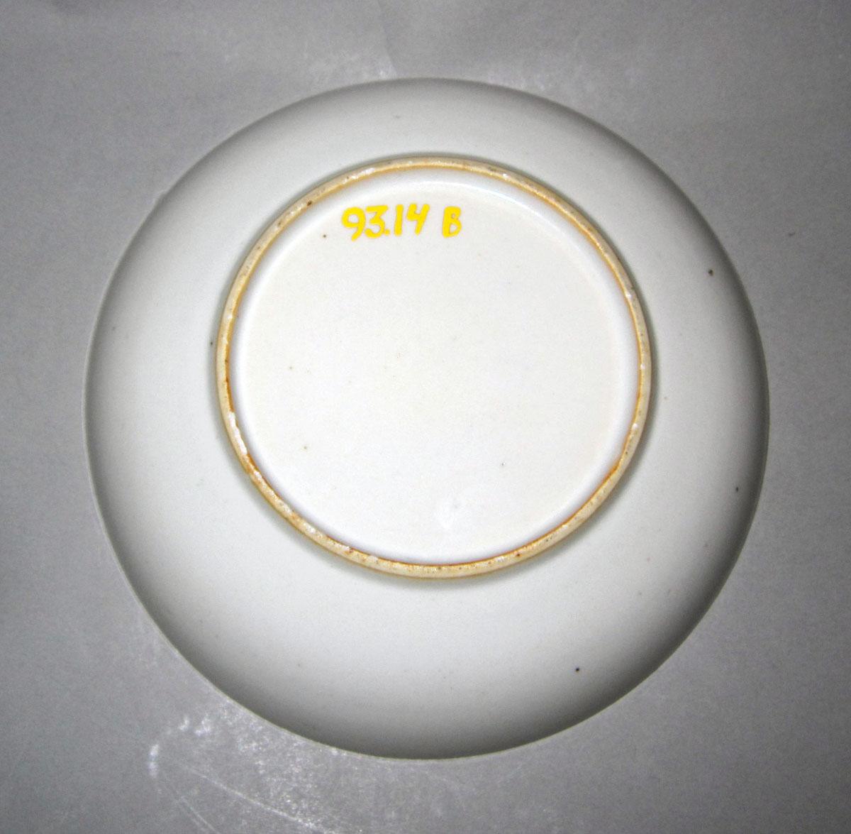 1993.0014 B Porcelain saucer underside