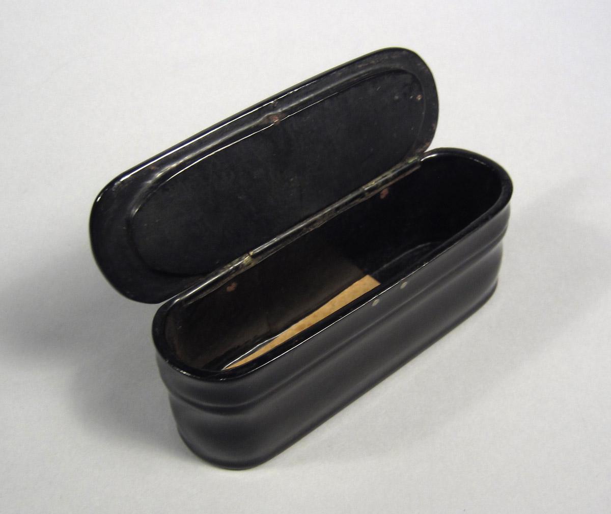 1958.0102.019 Snuff Box open