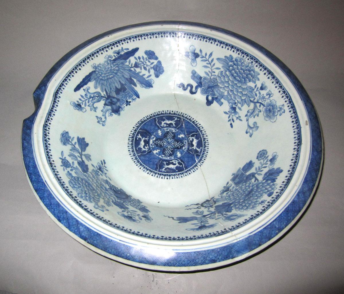 1993.0038 Porcelain dairy pan