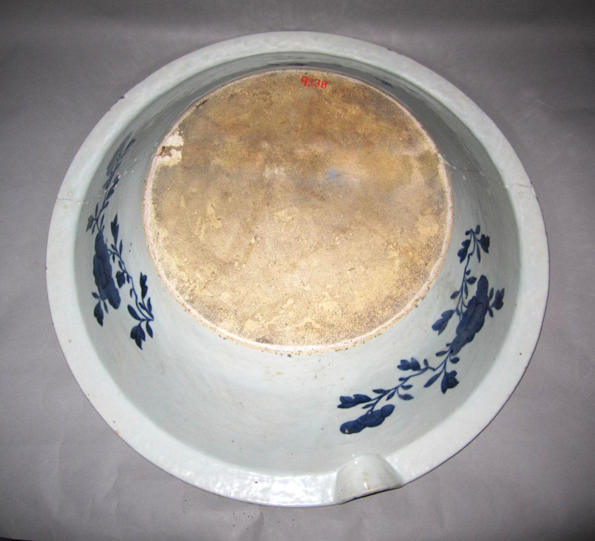 1993.0038 Porcelain dairy pan underside