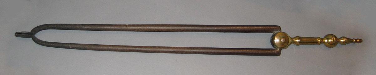 1993.0039.002 Tongs