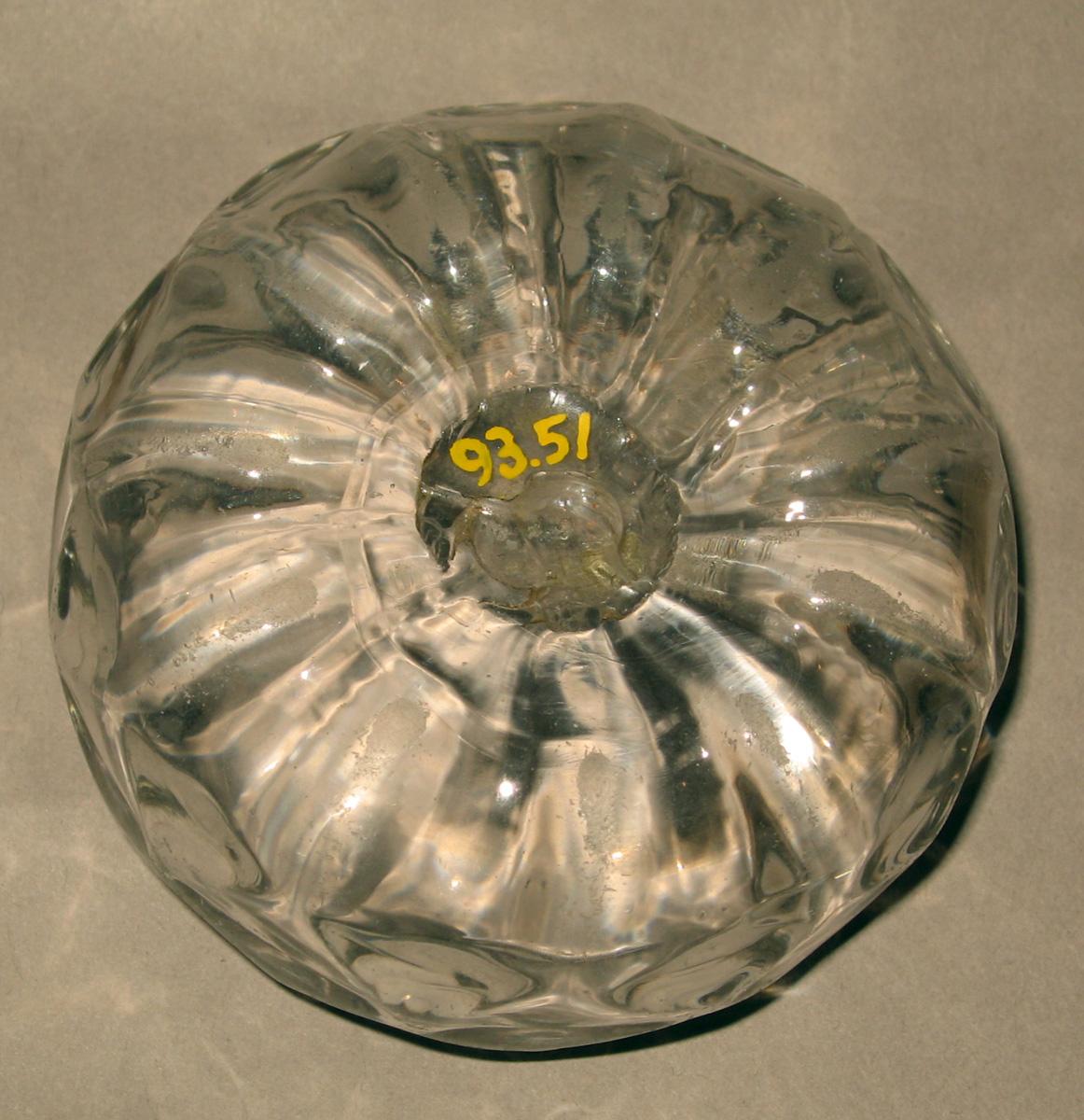1993.0051 Glass salt (underside)