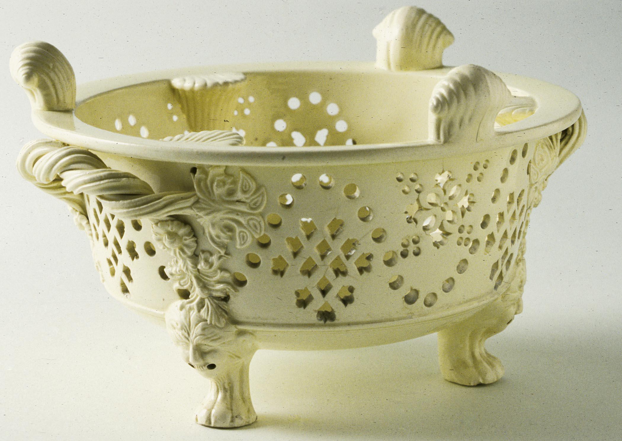 1994.0042 Creamware stand