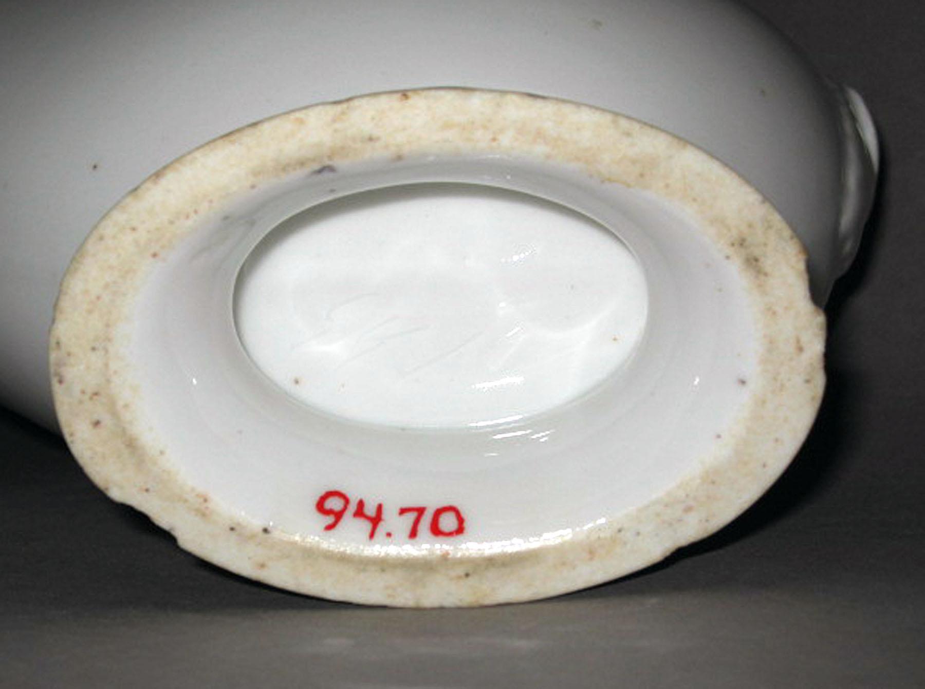 1994.0070 Porcelain sauceboat (underside)