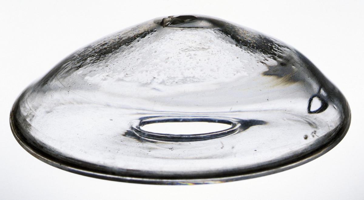 1994.0073.001 Glass breast glass (profile)