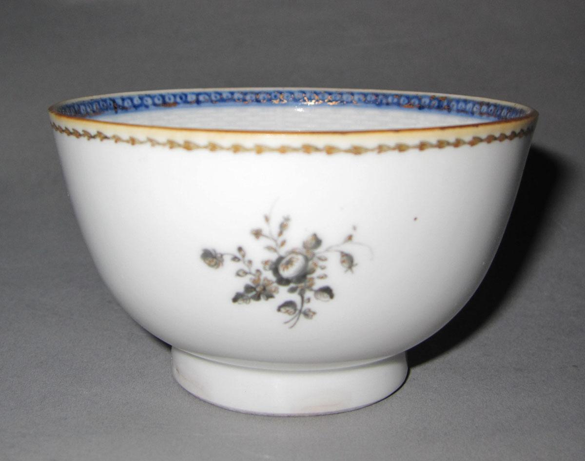 1994.0093.001 A Porcelain teabowl face two