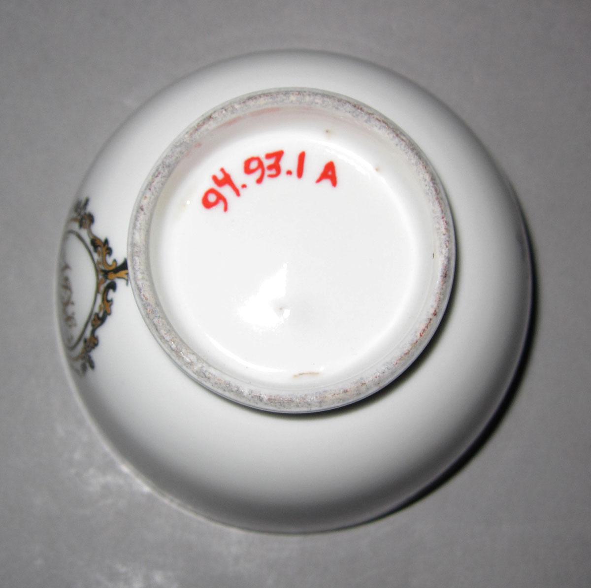 1994.0093.001 A Porcelain teabowl underside