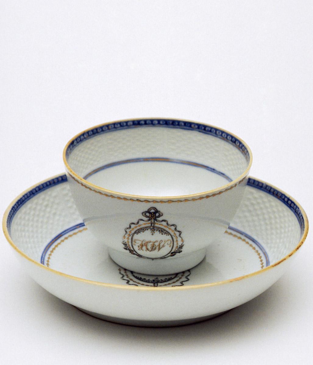 1994.0093.001 Teabowl and saucer
