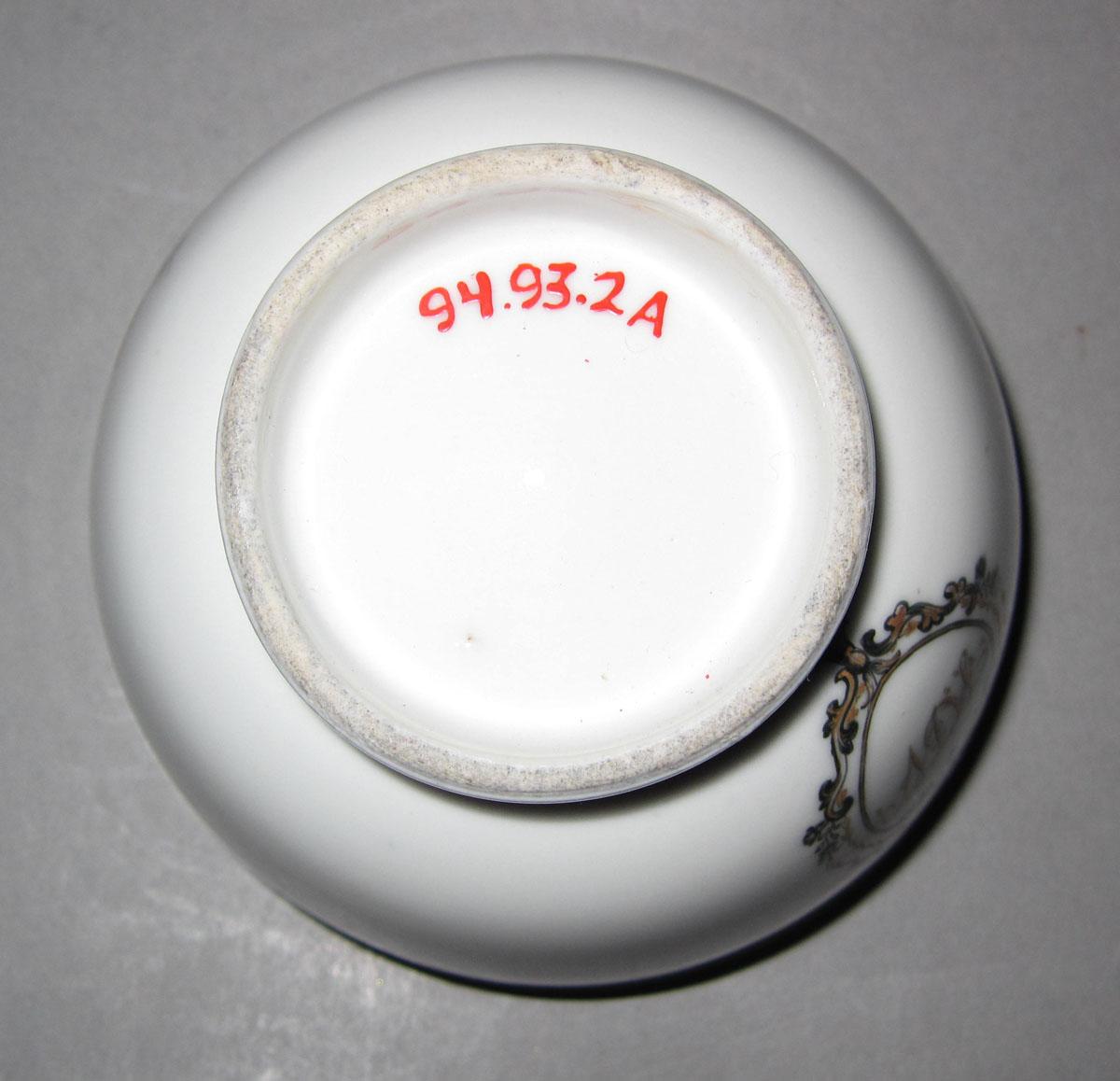 1994.0093.002 A Porcelain teabowl underside