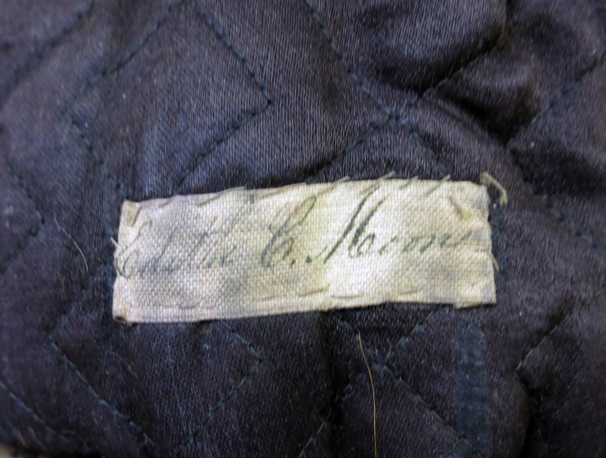 1994.0107.002 Bonnet, Label