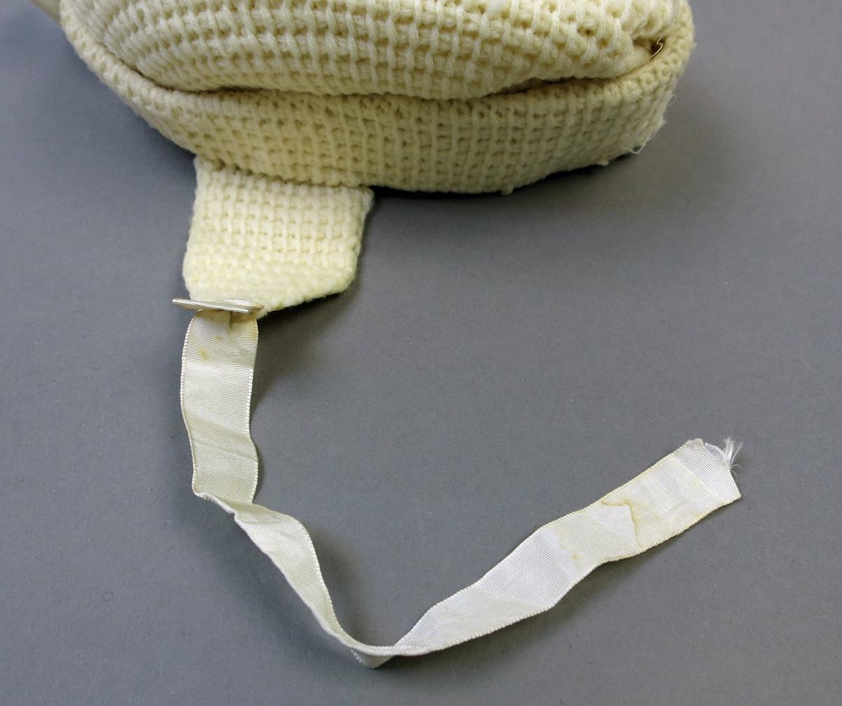 1994.0107.018 Bonnet, Flap