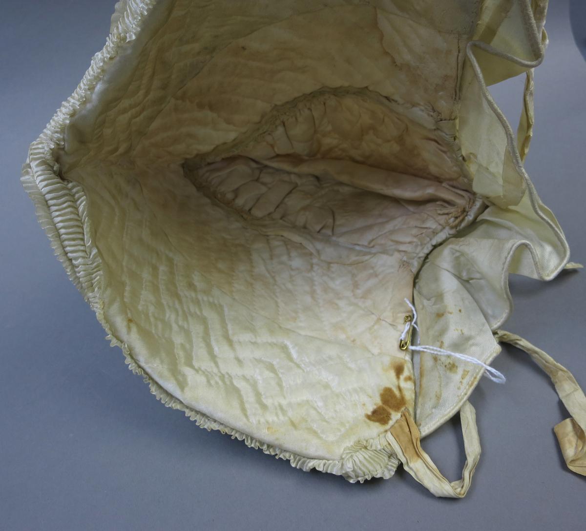 1994.0107.021 Bonnet, Interior