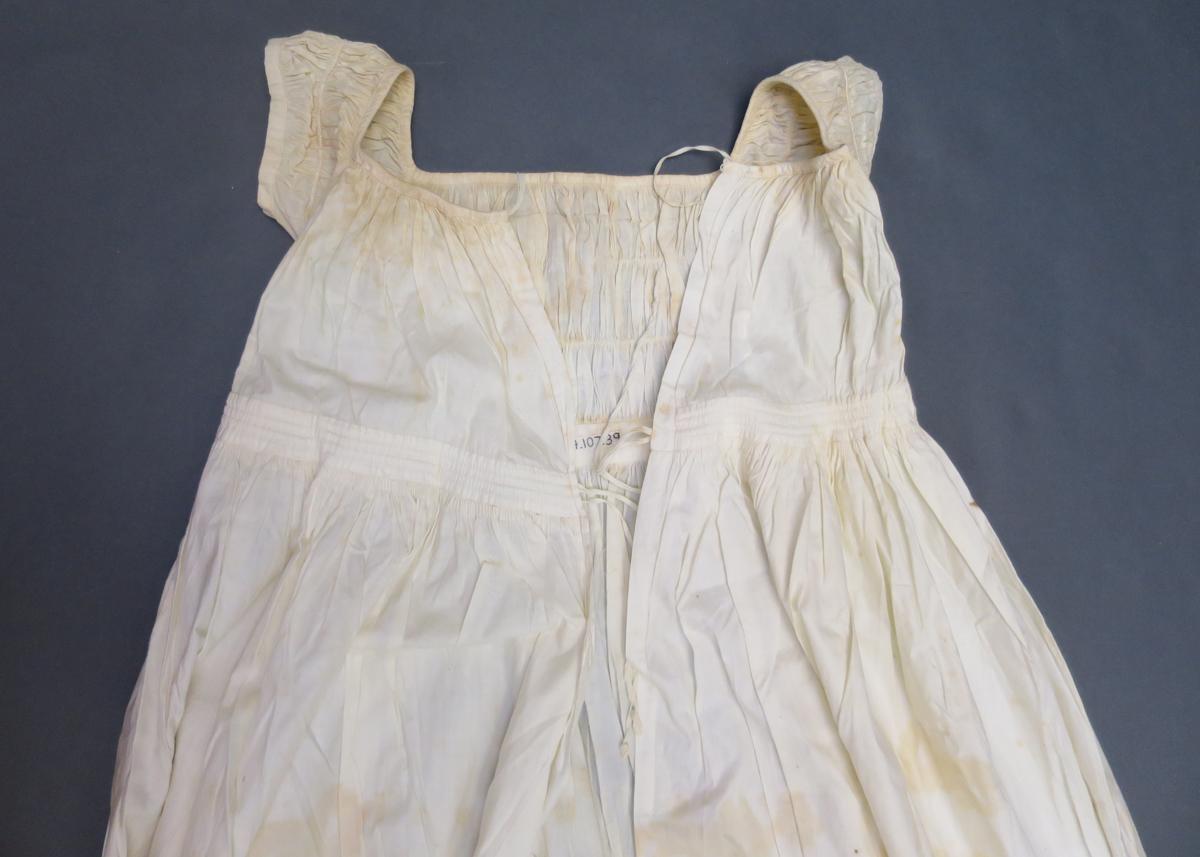 1994.0107.039 Dress, Back open