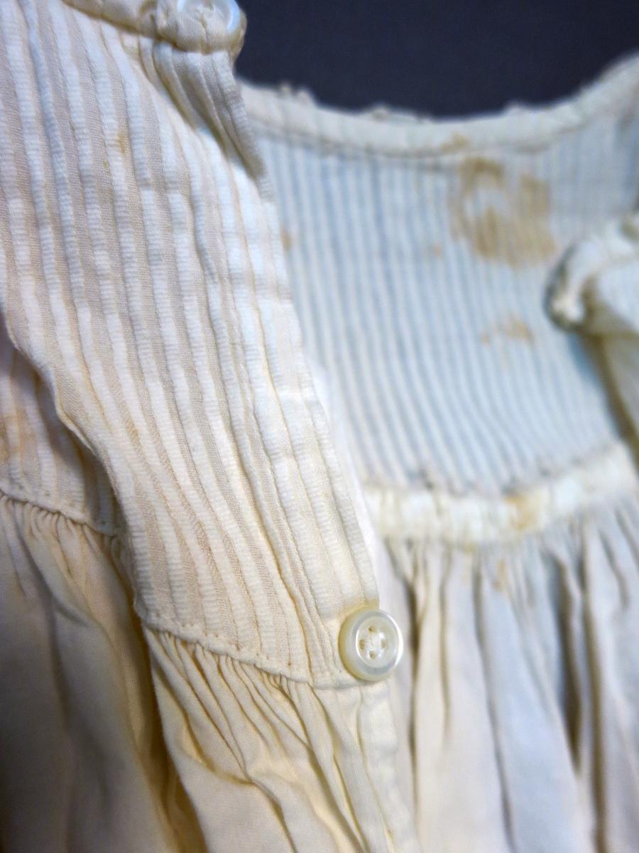 1994.0107.043 Dress, Button