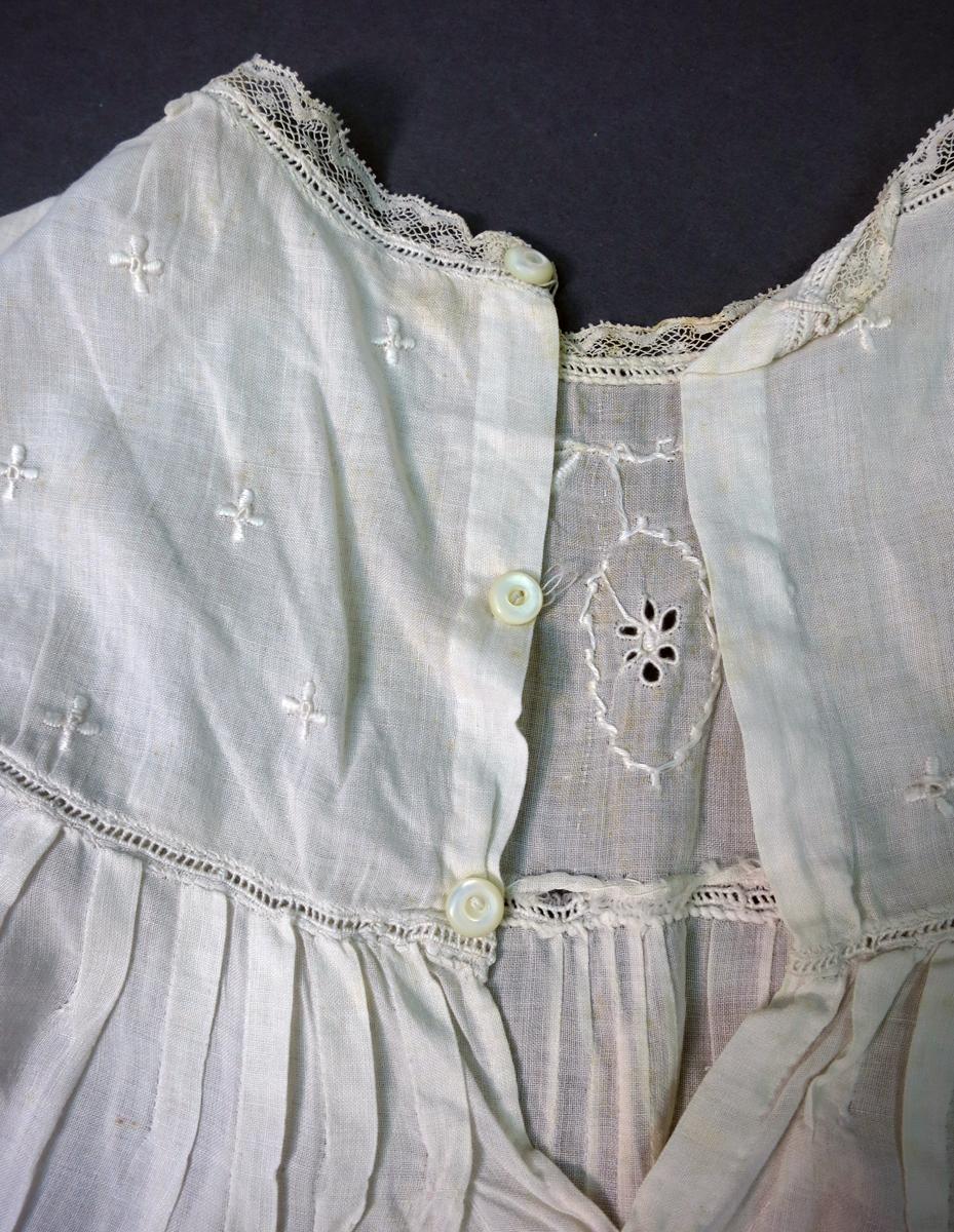 1994.0107.054 Dress, Button 2