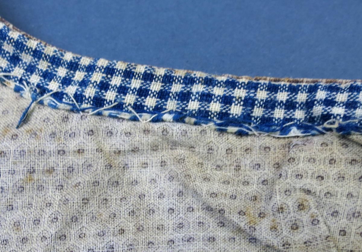 1994.0107.069 Short gown, Trim