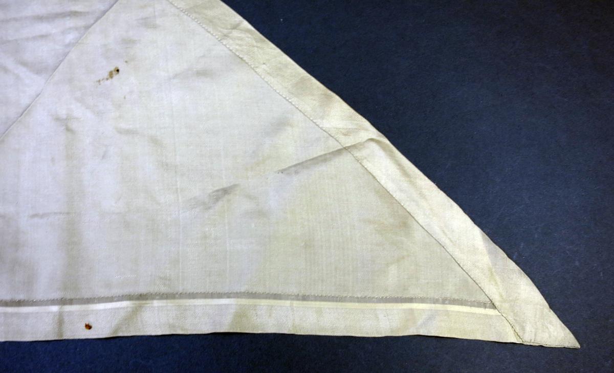 1994.0107.077 Shawl, Hem