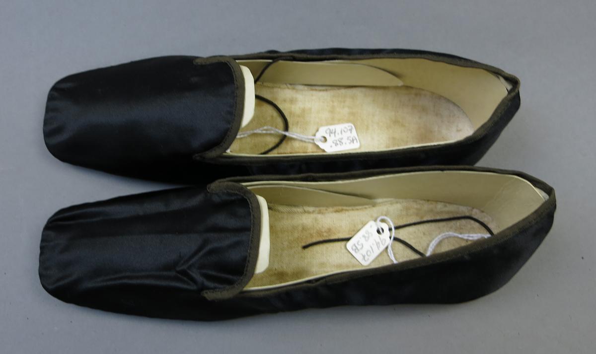 1994.0107.088.005 A-B Shoe, Full