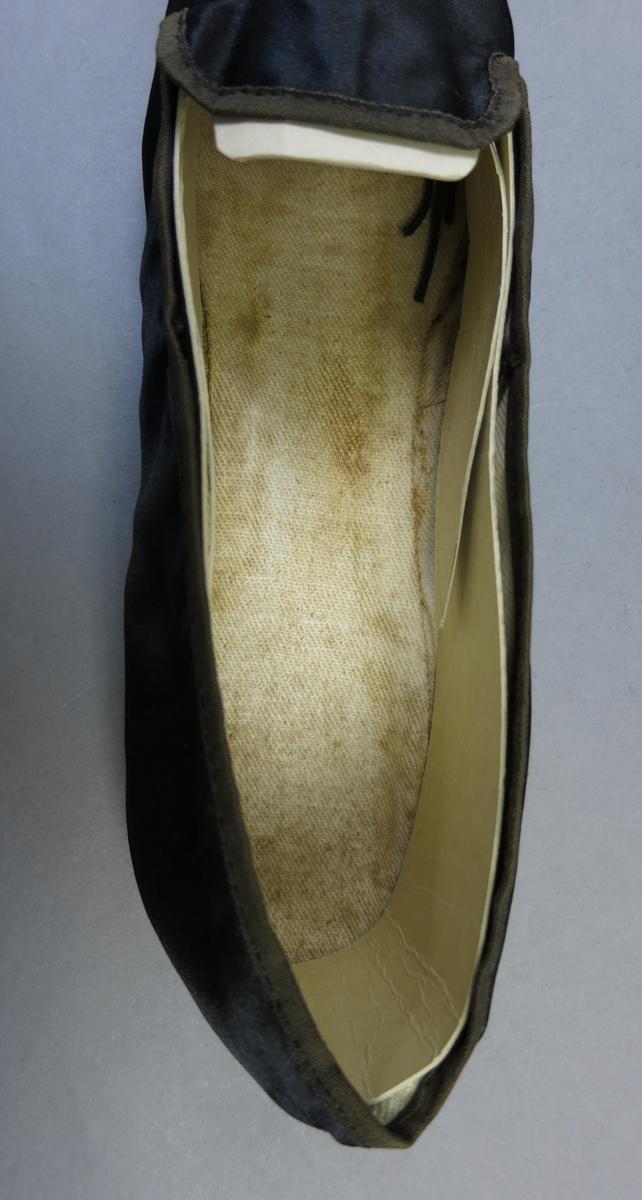 1994.0107.088.005 A Shoe, Lining